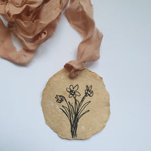 Load image into Gallery viewer, Tiny cards and tags for spring - Narcissus
